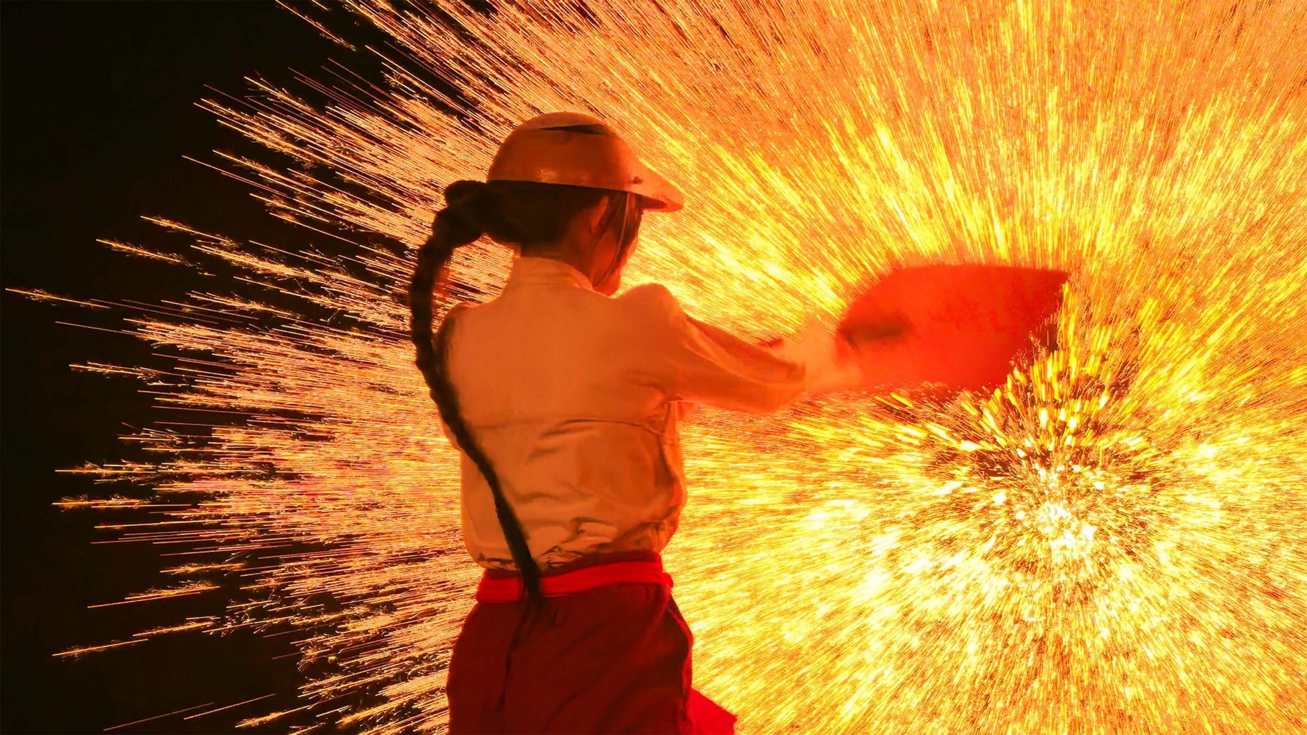 两年前第一个打铁花的女孩子，现在怎么样了