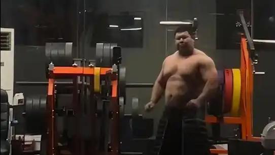 340斤男生展示8块腹肌走红