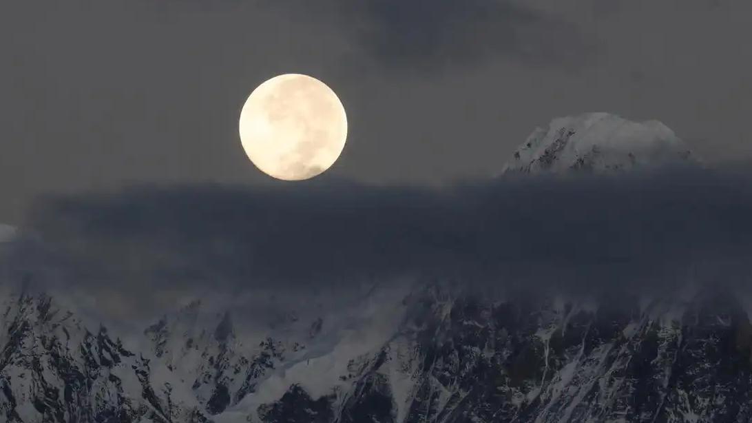 今年个头最大“超级月亮”即将上线