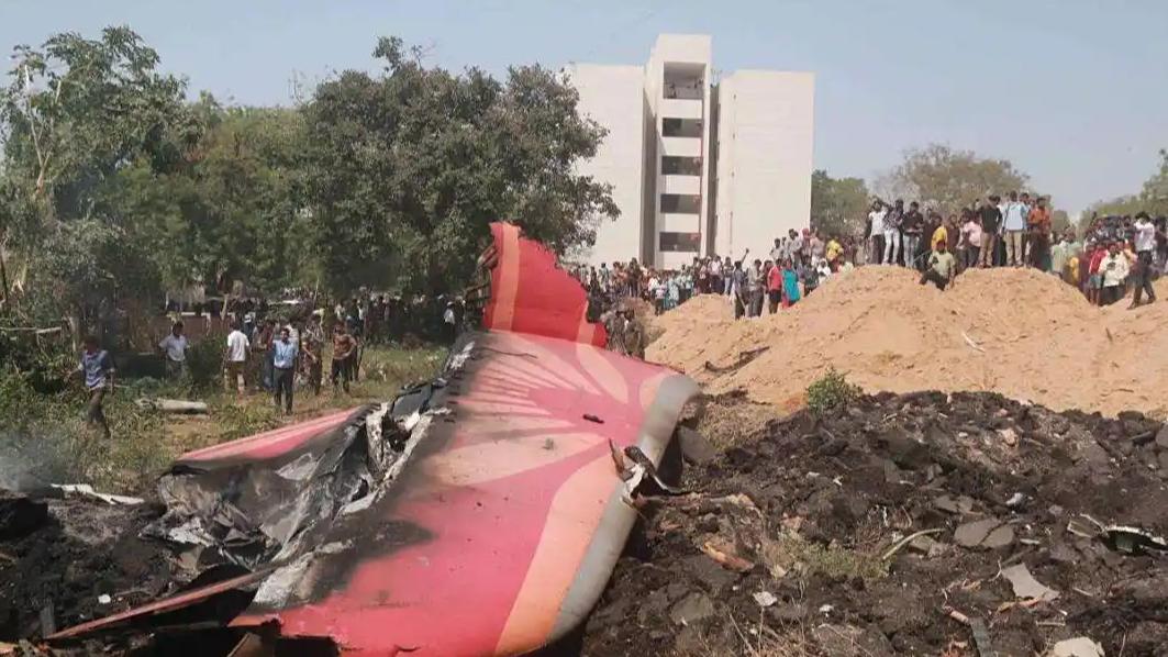 印航空难唯一幸存者无法与妻儿说话