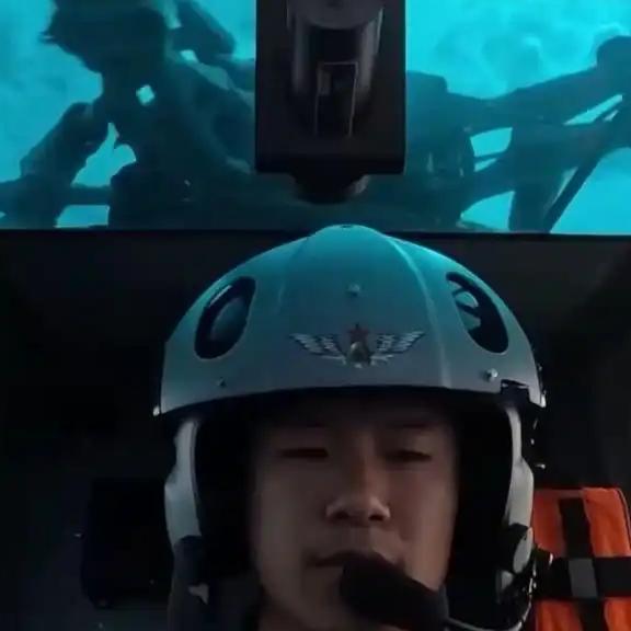 东南海域00后飞行员首次实弹射击