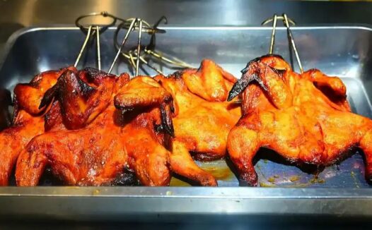 11月02日，星期日！20元烤鸡能吃吗？00后无人机吊竹月赚4万引全网尖叫！