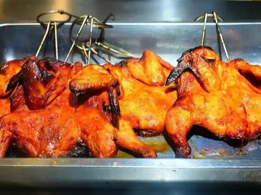 11月02日,星期日!20元烤鸡能吃吗?00后无人机吊竹月赚4万引全网尖叫!